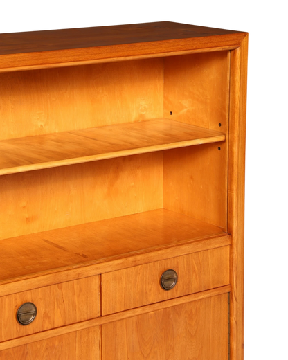 Hauptstadt Möblerei H936 Regal aus hellem Holz mit Einlegeboden und zwei Schubladen mit runden Metallgriffen