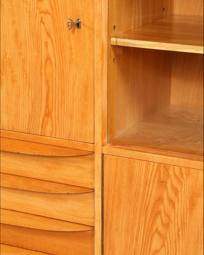 Hauptstadt Möblerei Hellerau Vitrine Modell 602 von Franz Ehrlich aus hellem Holz mit markanter Maserung