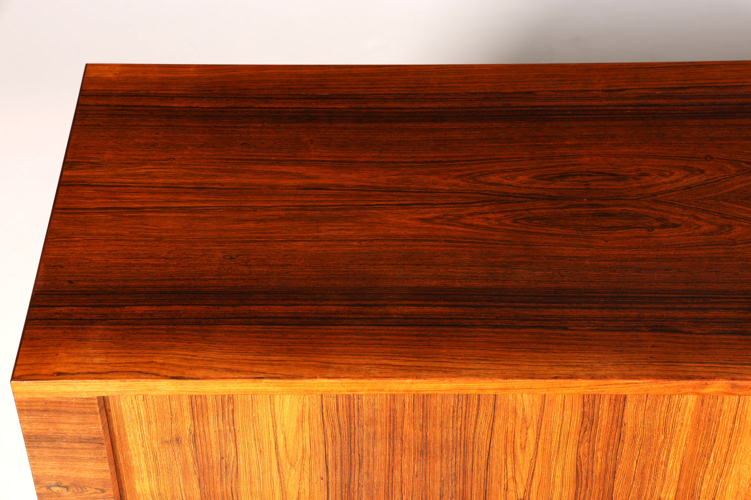 Beeindruckendes Original Hans J. Wegner für RY Møbler Modell RY 25 Sideboard Palisander Holz TV Kommode Vintage Schiebetür Schrank 1 von 2