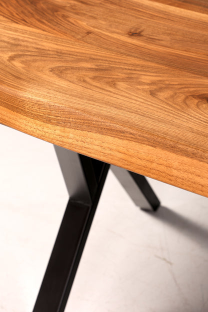 Wunderschöner Nussbaum Tisch 240cm-95cm Esszimmer Tisch Baumkanten Platte massiv Holz Küchentisch