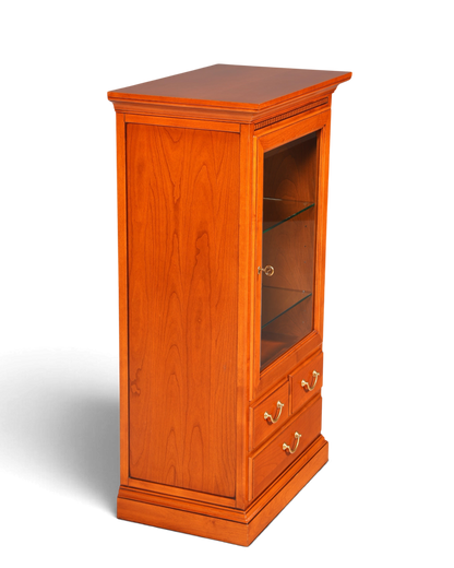 Hauptstadt Möblerei Selva Style International Vitrine aus Kirschholz im Antik-Stil mit Glasfront und Messinggriffen