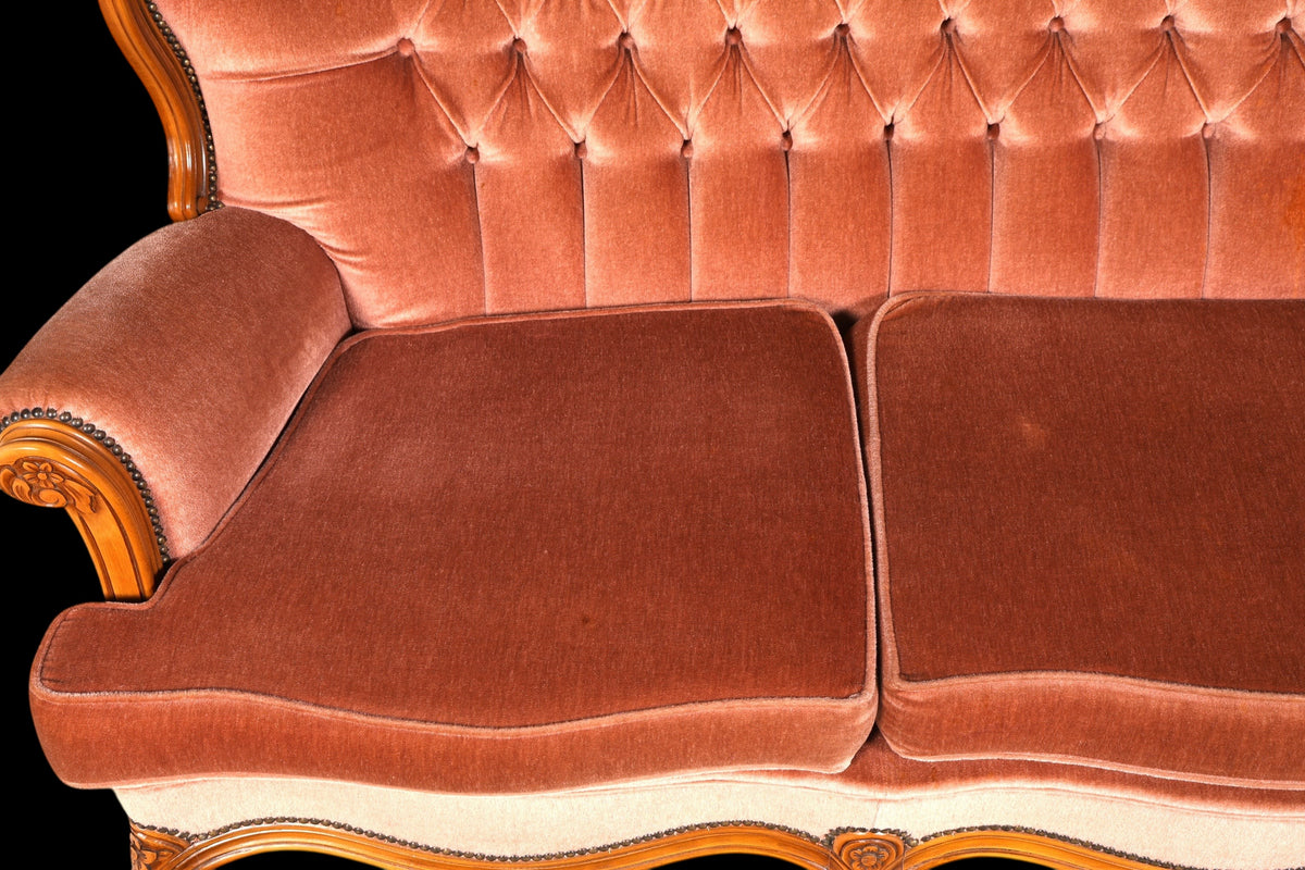 Hauptstadt Möblerei Chippendale 3-Sitzer Sofa in antikem Barock-Stil mit rosafarbenem Samtbezug und Holzverzierungen