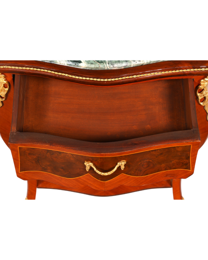 Hauptstadt Möblerei Louis XV Beistelltisch aus Holz mit Marmorplatte, Messingbeschlägen und offener Schublade