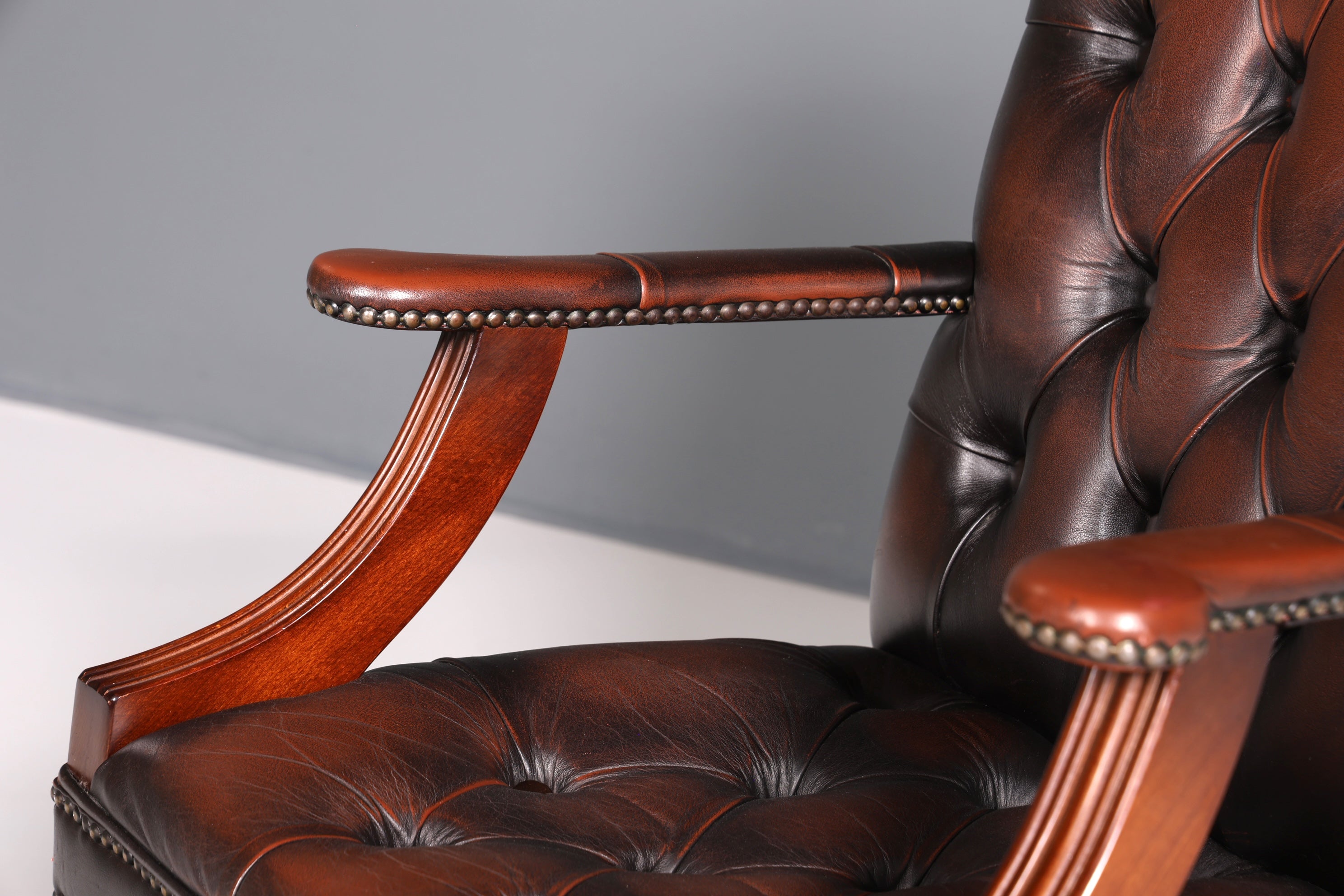 Wunderschöner Original Chesterfield Centurion Captain Chair Englisch braun echt Leder Sessel