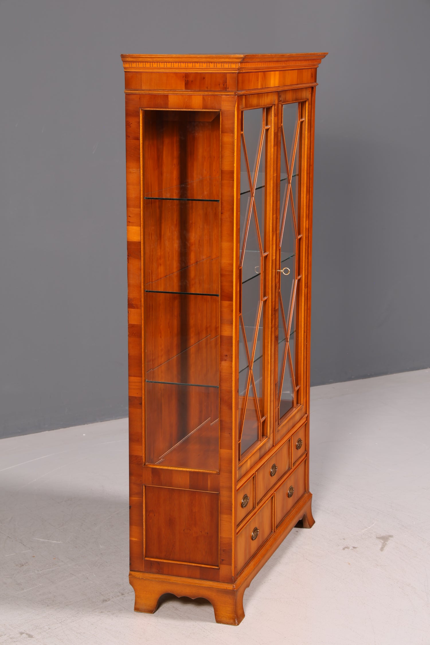 Wunderschöne Original Heldense Vitrine Englische Eibe Bücherschrank Antik Stil Glasvitrine Buffet Bibliothek