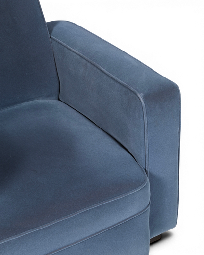 Hauptstadt Möblerei H873 Sessel in blauem Samt mit gepolsterter Armlehne und eleganter Nahtführung