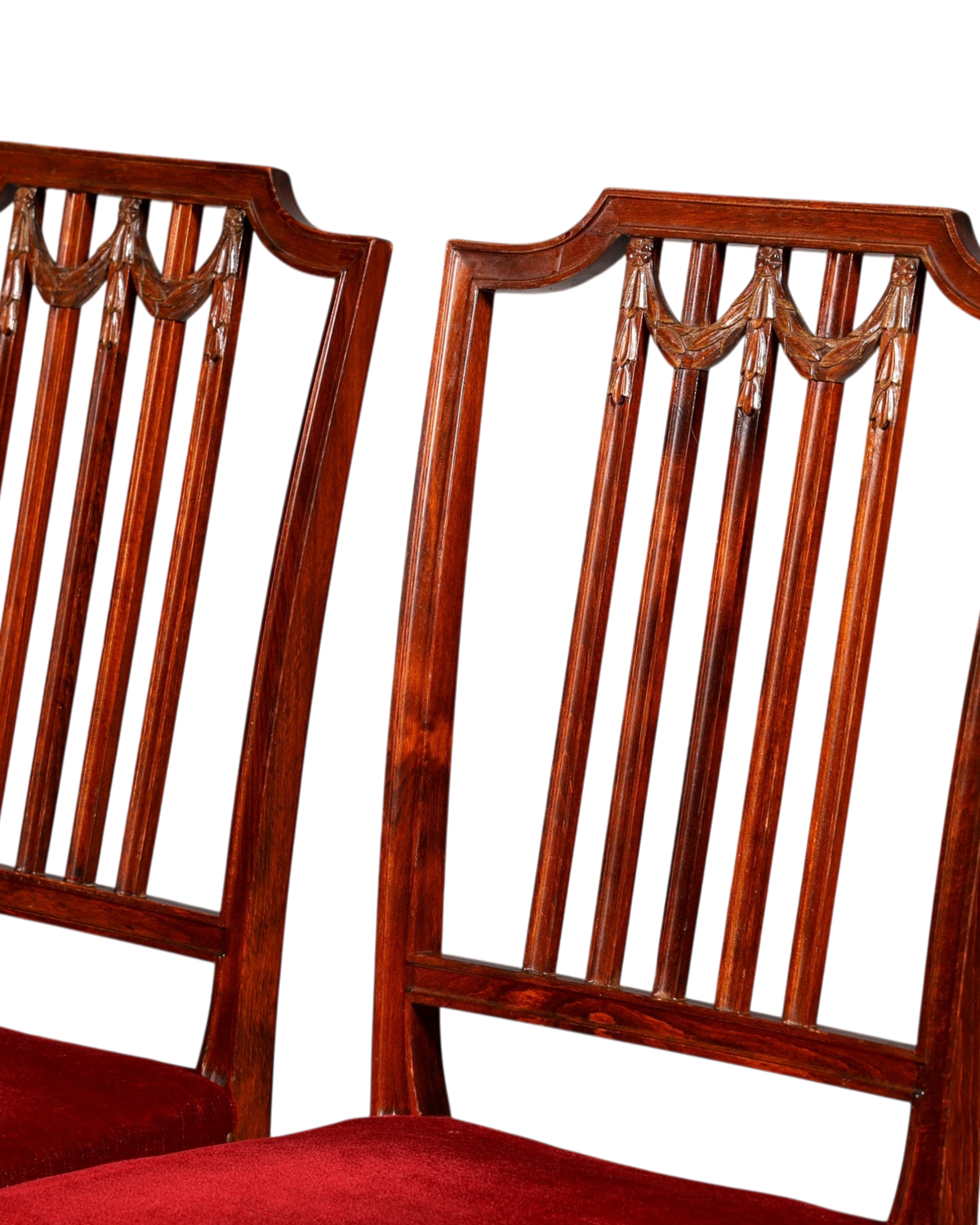 Hauptstadt Möblerei Set aus vier edlen Esszimmerstühlen im Gustavianischen Stil mit rotem Polster und Holzrahmen