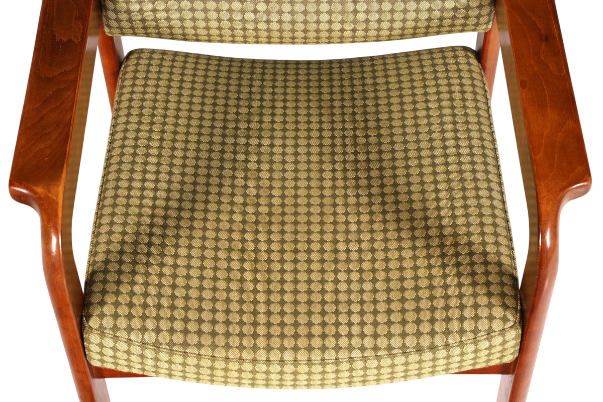 Hauptstadt Möblerei Mid Century Armlehnstuhl mit warmem Holzgestell und olivgrünem, gemustertem Stoffbezug