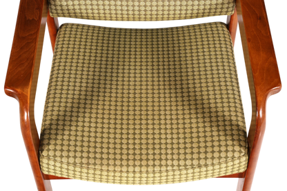 Hauptstadt Möblerei Mid Century Armlehnstuhl mit warmem Holzgestell und olivgrünem, gemustertem Stoffbezug