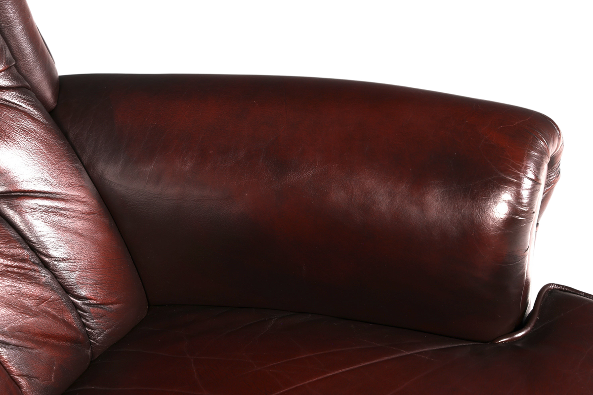 Hauptstadt Möblerei Chesterfield Ohrensessel aus braunem Echtleder mit weicher Textur und klassischer Knopfheftung