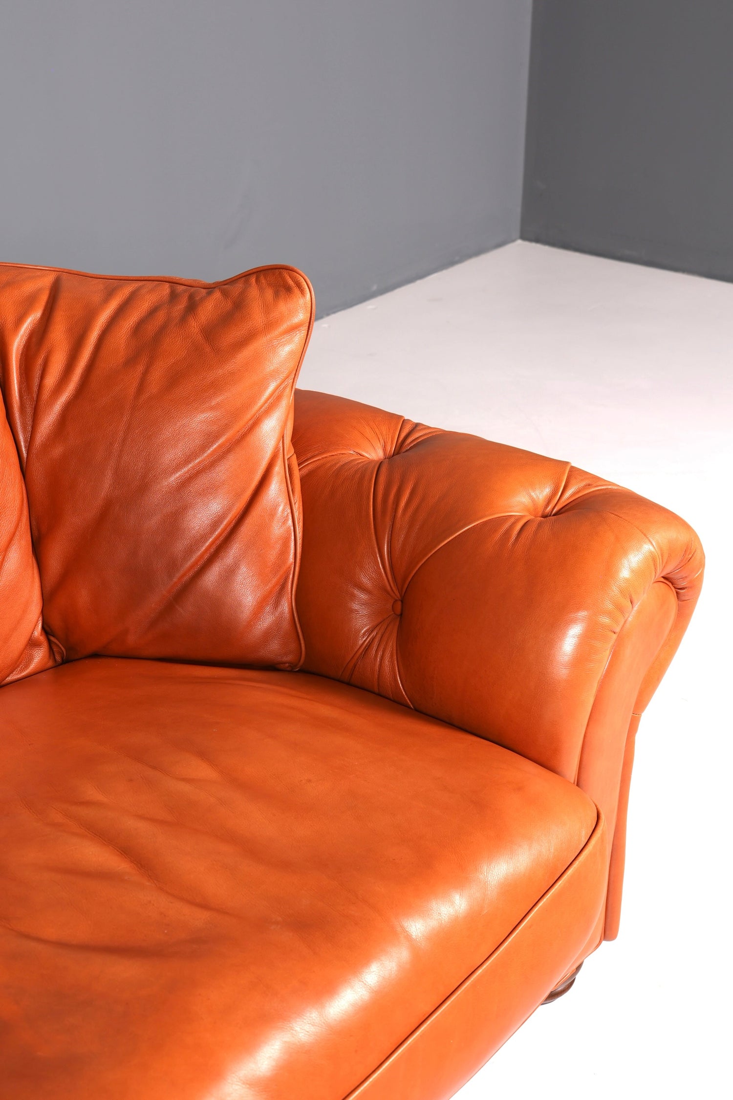 Beautiful Chesterfield design sofa, English genuine leather couch, cognac lounge sofa