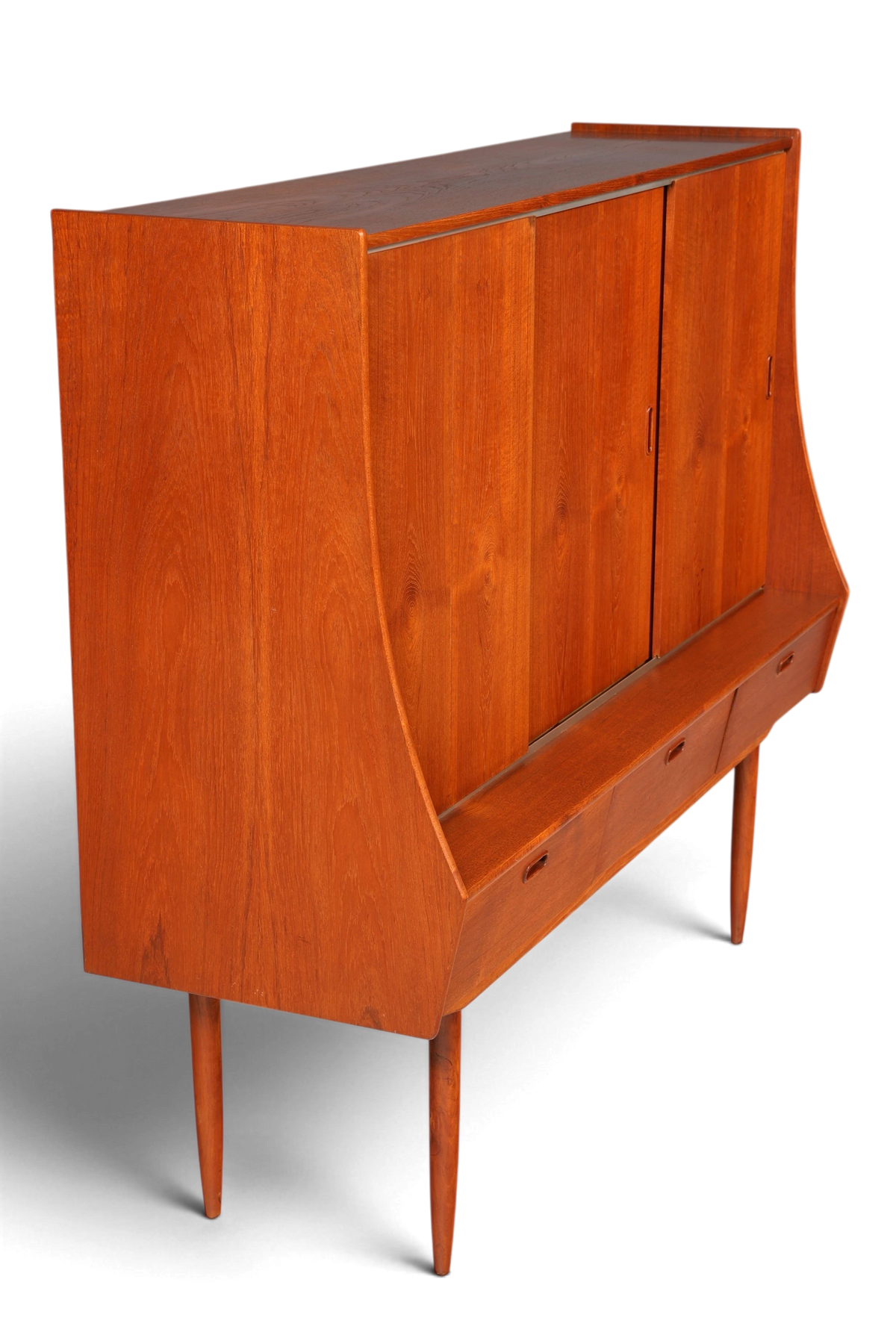 Hauptstadt Möblerei Mid Century Highboard aus Teakholz im dänischen Design mit Schiebetüren und Schubladen