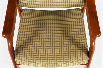 Hauptstadt Möblerei Mid Century Armlehnstuhl mit gemustertem Stoffbezug und geschwungenen Holzarmlehnen in Draufsicht