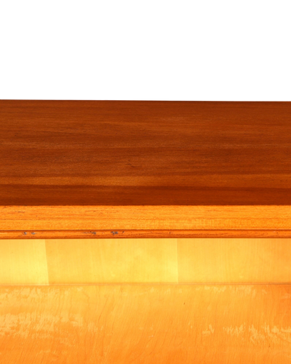Hauptstadt Möblerei Mid Century Regal aus Holz mit schöner Maserung und warmer Beleuchtung im Detail
