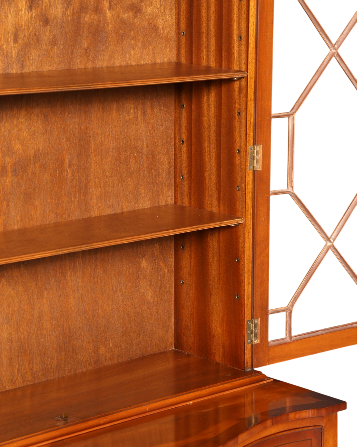 Hauptstadt Möblerei englische Vitrine aus Eibe mit verglaster Tür und höhenverstellbaren Regalböden im Detail