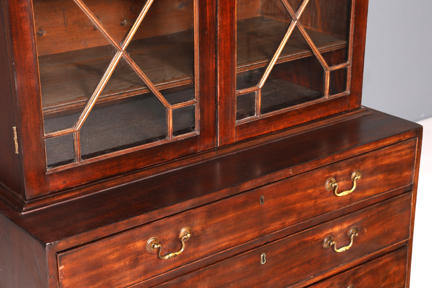 Wunderschöne Englische Antik Vitrine um 1700 George III Mahagoni Bücherschrank Buffet Glasvitrine Kommode