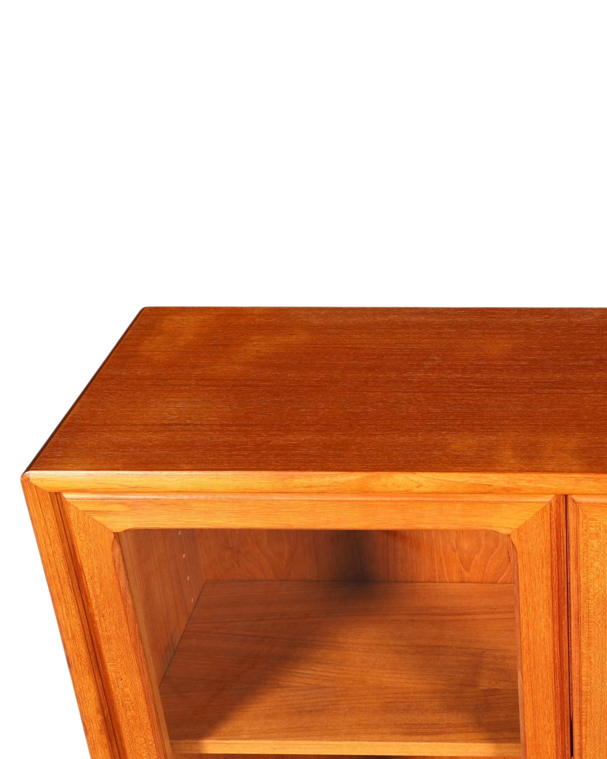 Hauptstadt Möblerei H947 Finish Sideboard aus warmem Teakholz mit markanter Maserung und abgeschrägten Kanten