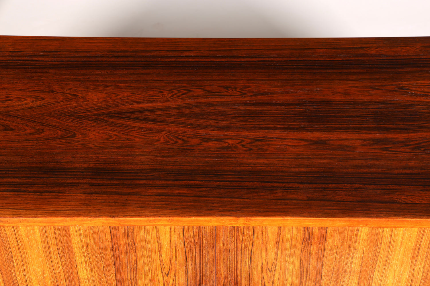 Beeindruckendes Original Hans J. Wegner für RY Møbler Modell RY 25 Sideboard Palisander Holz TV Kommode Vintage Schiebetür Schrank 1 von 2