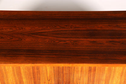 Beeindruckendes Original Hans J. Wegner für RY Møbler Modell RY 25 Sideboard Palisander Holz TV Kommode Vintage Schiebetür Schrank 1 von 2