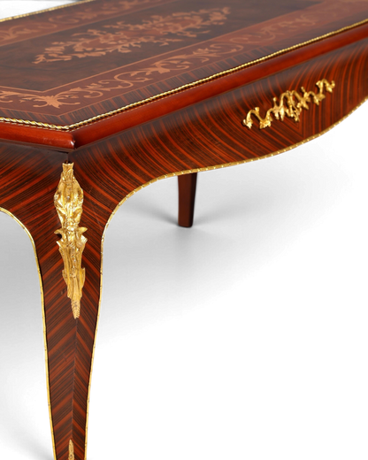 Hauptstadt Möblerei Barock Couchtisch aus massivem Holz mit aufwendigen Intarsien und goldenen Messingbeschlägen
