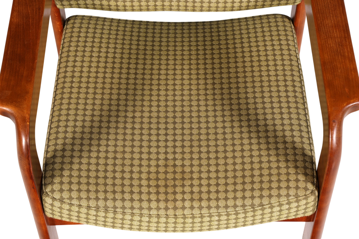 Hauptstadt Möblerei Mid Century Armlehnstuhl mit gemustertem Stoffbezug und geschwungenem Holzrahmen in der Draufsicht