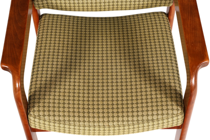 Hauptstadt Möblerei Mid Century Armlehnstuhl mit grünem, gemustertem Stoffbezug und geschwungenem Holzrahmen