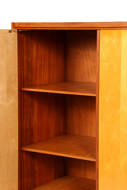 Hauptstadt Möblerei Mid Century Kleiderschrank aus Massivholz mit offenen Regalfächern im Innenraum