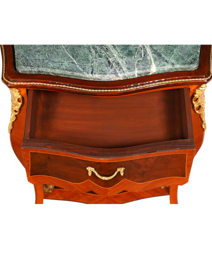 Hauptstadt Möblerei Louis XV Beistelltisch aus Holz mit grüner Marmorplatte, Messingverzierungen und offener Schublade