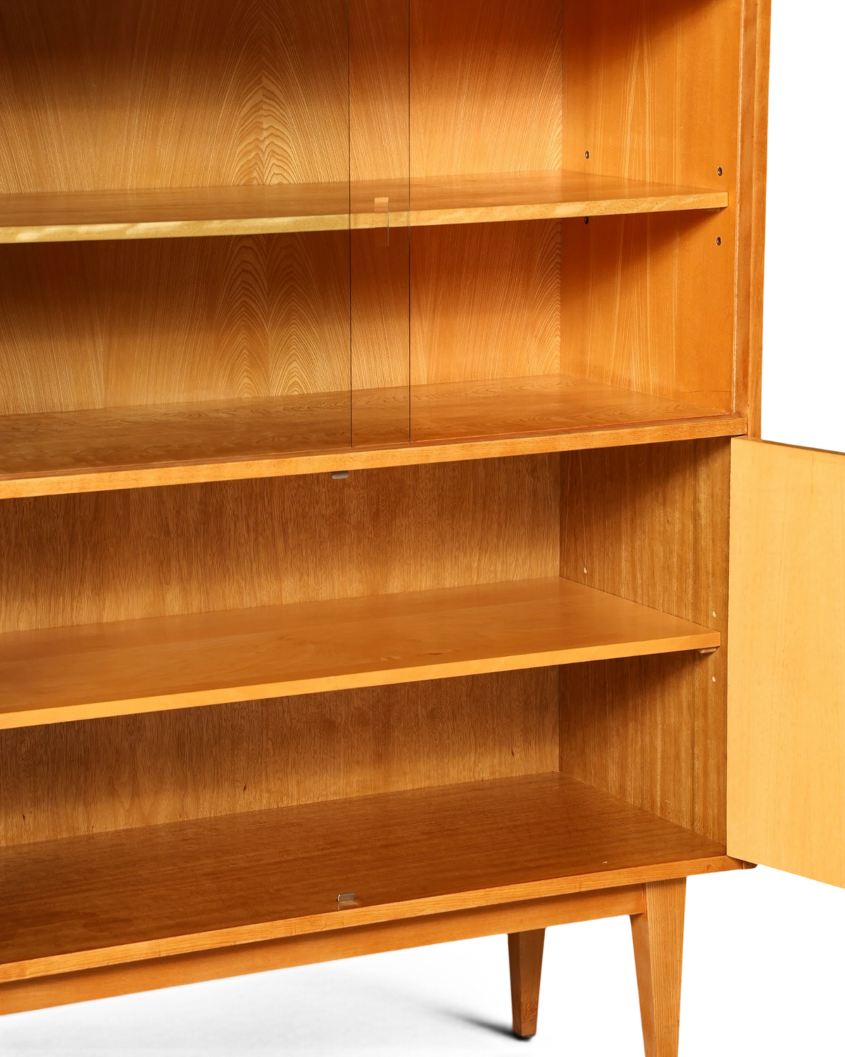 Hauptstadt Möblerei Hellerau Vitrine Modell 602 von Franz Ehrlich aus hellem Holz mit Glasschiebetüren im Mid-Century-Stil