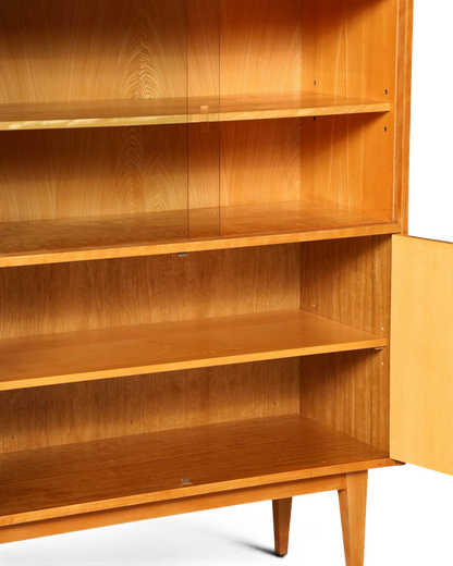 Hauptstadt Möblerei Hellerau Vitrine Modell 602 von Franz Ehrlich aus hellem Holz mit Glasschiebetüren im Mid-Century-Stil