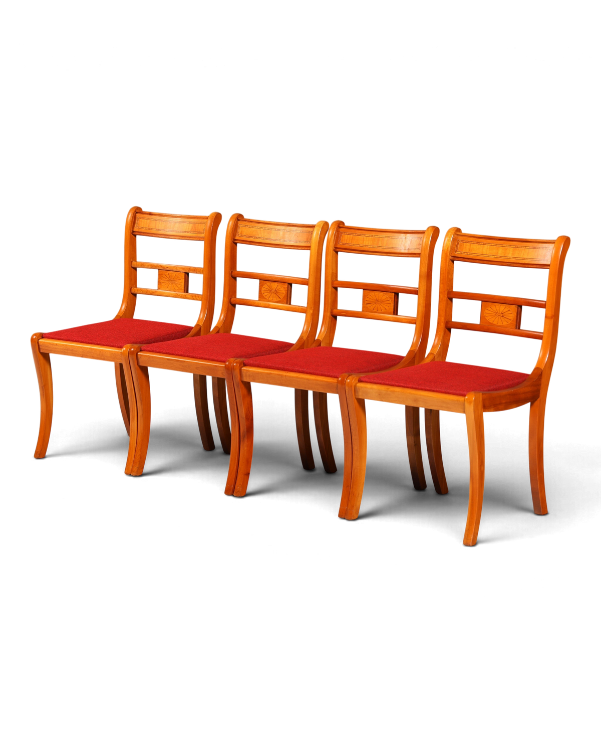 Hauptstadt Möblerei Set aus vier englischen Regency Stühlen aus Holz mit rotem Polster im 60er Jahre Design