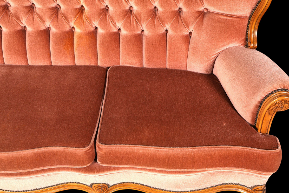 Hauptstadt Möblerei Chippendale 3-Sitzer Sofa im Barock-Stil mit rosafarbenem Samtbezug und kunstvollen Holzschnitzereien