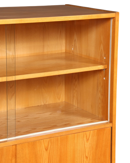 Hauptstadt Möblerei H824 Regal aus hellem Holz mit Glas-Schiebetüren und verstellbaren Einlegeböden