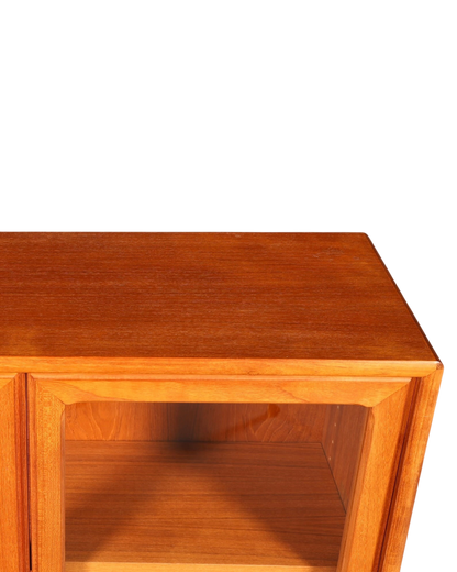Hauptstadt Möblerei H947 Finish Sideboard aus warmem Teakholz mit eleganter Maserung und offener Ablagefläche