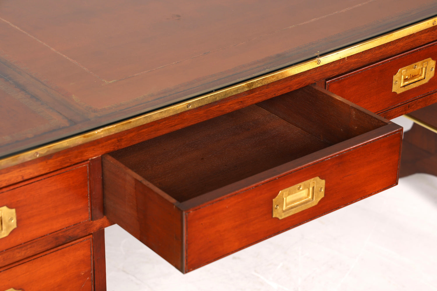 F939 Finish Edler Maritimer Schreibtisch Englischer Military Chest Bürotisch Office Table mit echt Lederauflage