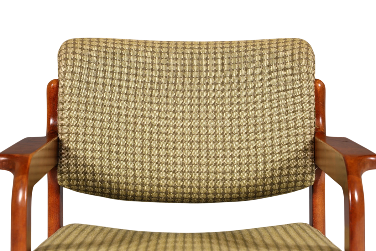 Hauptstadt Möblerei Mid Century Armlehnstuhl mit warmem Holzgestell und dezent gemustertem Stoffbezug in Vintage-Optik