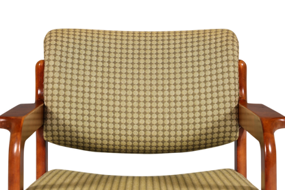 Hauptstadt Möblerei Mid Century Armlehnstuhl mit warmem Holzgestell und dezent gemustertem Stoffbezug in Vintage-Optik