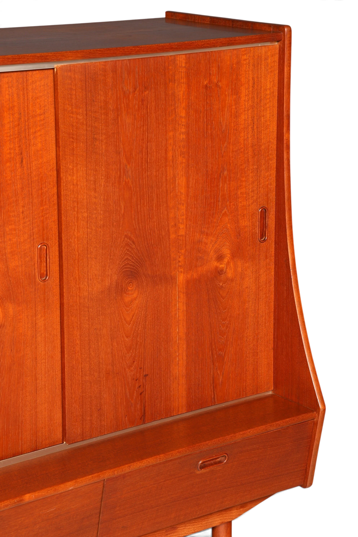 Hauptstadt Möblerei Mid Century Highboard aus Teakholz mit Schiebetüren im dänischen Design
