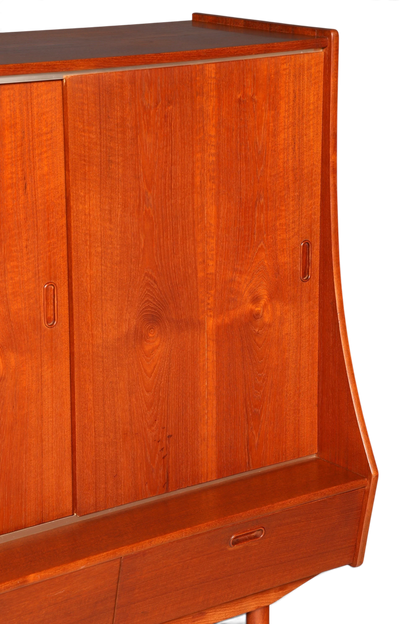 Hauptstadt Möblerei Mid Century Highboard aus Teakholz mit Schiebetüren im dänischen Design
