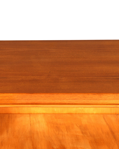 Hauptstadt Möblerei H936 Holzoberfläche mit warmer brauner Maserung und glattem Finish