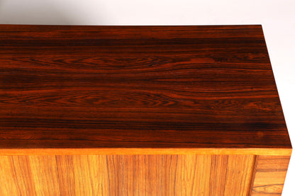 Beeindruckendes Original Hans J. Wegner für RY Møbler Modell RY 25 Sideboard Palisander Holz TV Kommode Vintage Schiebetür Schrank 1 von 2