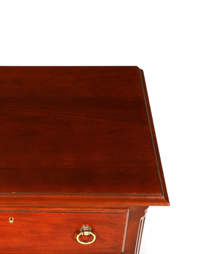 Hauptstadt Möblerei H840 Finish Oberfläche aus dunkelbraunem Holz mit klassischem Messinggriff an einer Schublade