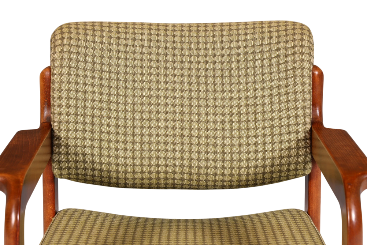 Hauptstadt Möblerei Mid Century Armlehnstuhl mit warmem Holzgestell und gemustertem Stoffbezug in Vintage-Optik