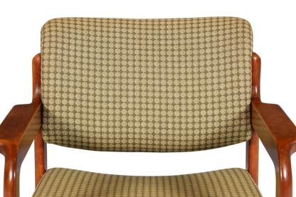Hauptstadt Möblerei Mid Century Armlehnstuhl mit warmem Holzgestell und gemustertem Stoffbezug in Vintage-Optik