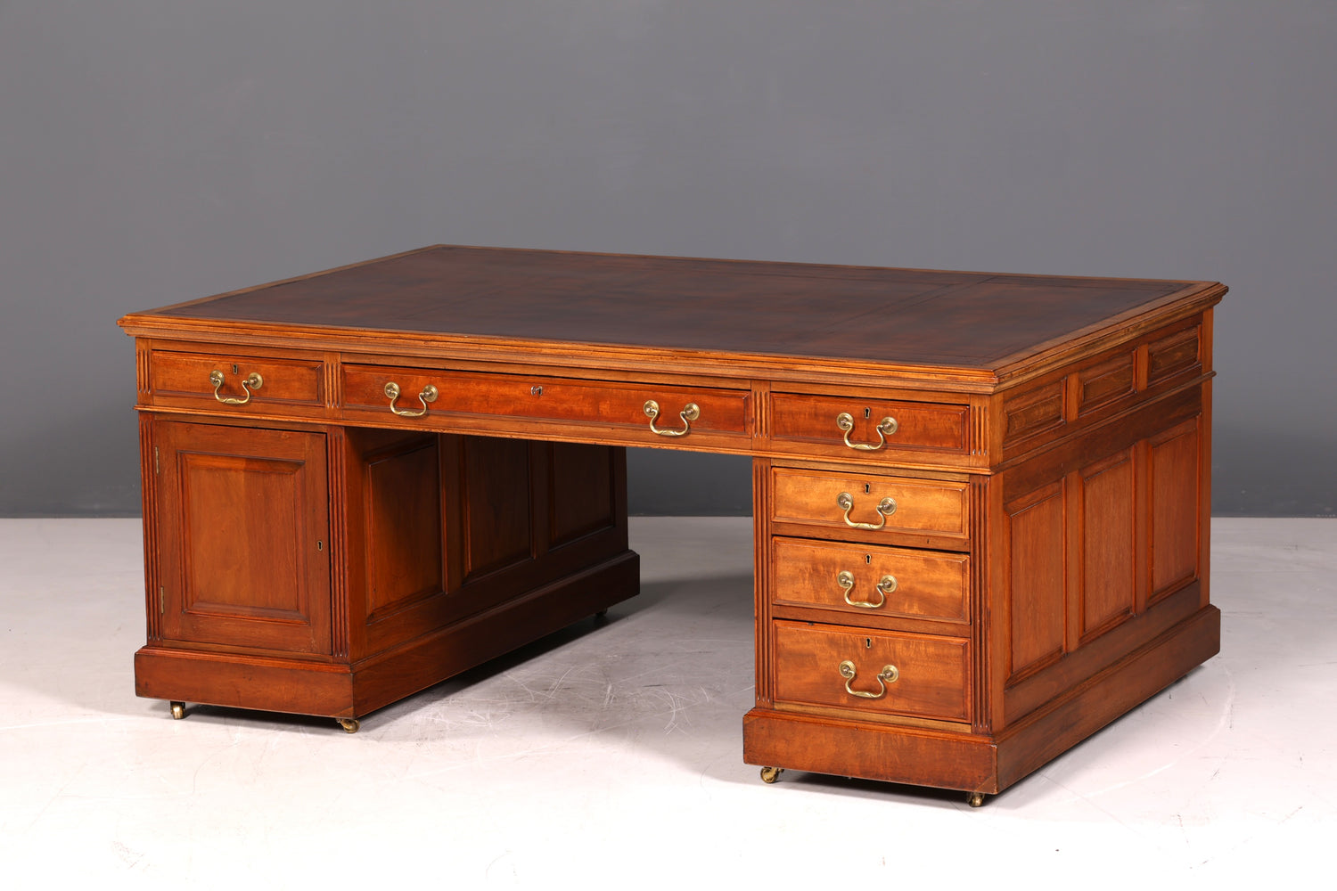 G146 Finish cm Wunderschöner Englischer Schreibtisch echt Lederauflage Bürotisch Antik Stil Office Desk