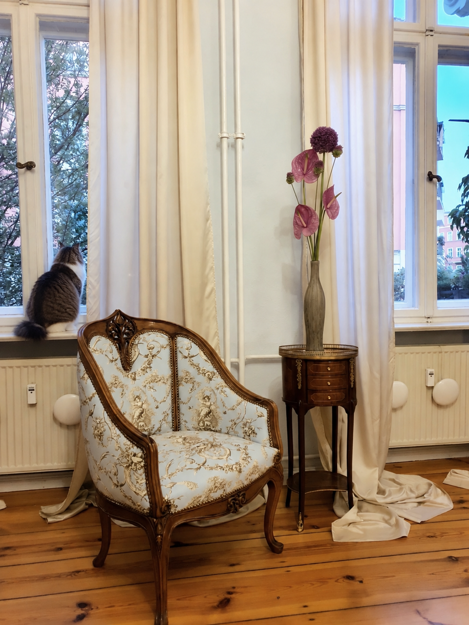 Polstersessel und kleiner Beistelltisch vor einem Altbaufenster, Foto der Kundin