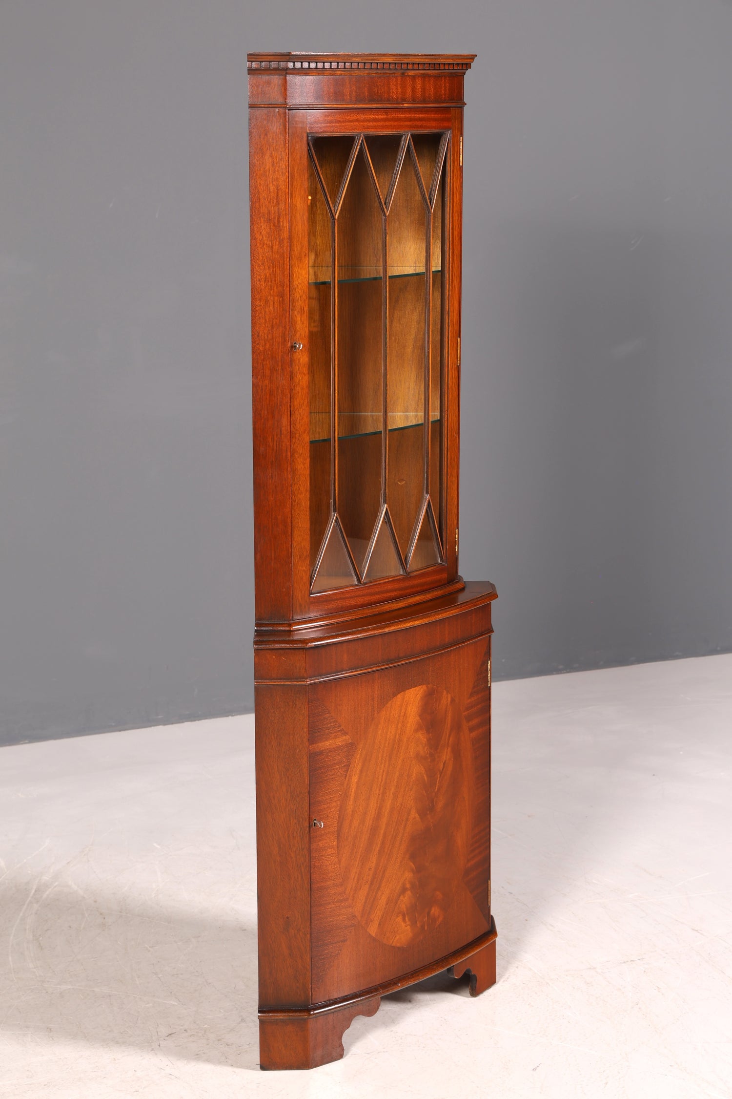 G028 Finish cm Wunderschöne Englische Eckvitrine Mahagoni Antik 60s echt Holz Schrank Eckschrank Glasvitrine