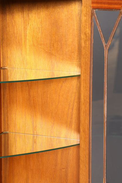 G028 Finish cm Wunderschöne Englische Eckvitrine Mahagoni Antik 60s echt Holz Schrank Eckschrank Glasvitrine