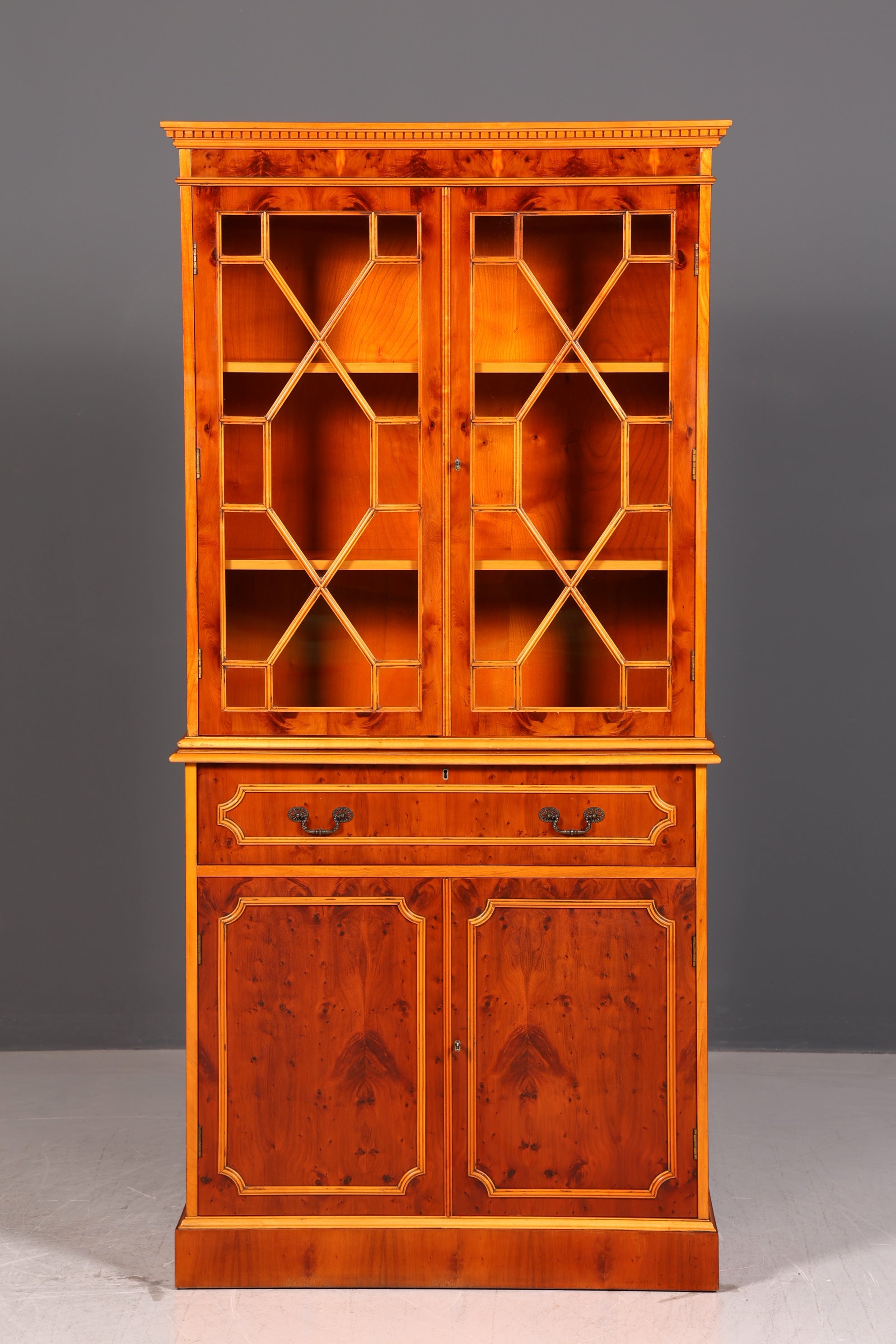 Edler Englischer Sekretär Vitrine Eibe Aufsatzsekretär Schreibschrank Glasvitrine Bücherschrank Antik Vintage