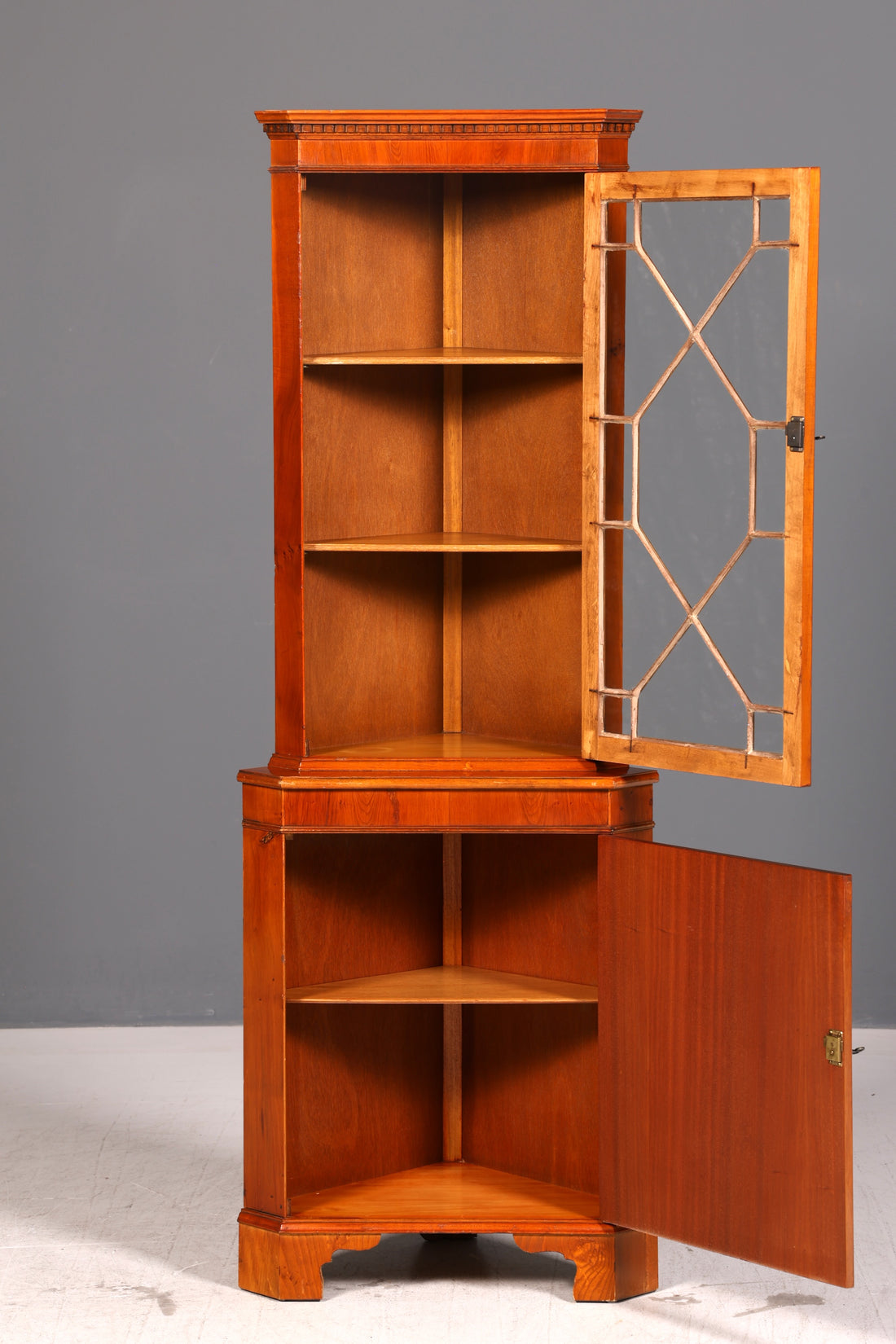 Wunderschöne Englische Eckvitrine Eibe Eckschrank Glasvitrine Vitrine Antik Echt Holz 60er Vintage